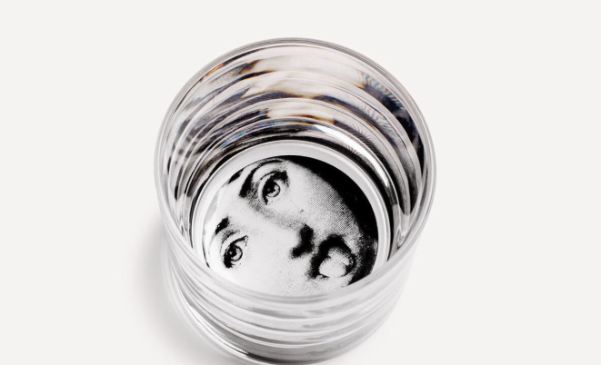 Os copos trazem a imagem da cantora lírica Lina Cavalieri, musa do designer italiano 