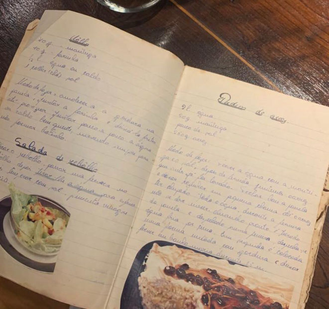 Caderno de receitas da chef Cláudia, do restaurante K.sa.