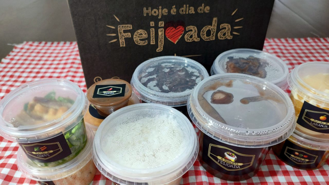 Todos os itens d'A Bendita Feijoada em casa. Essa é uma (bem servida) porção para uma pessoa.