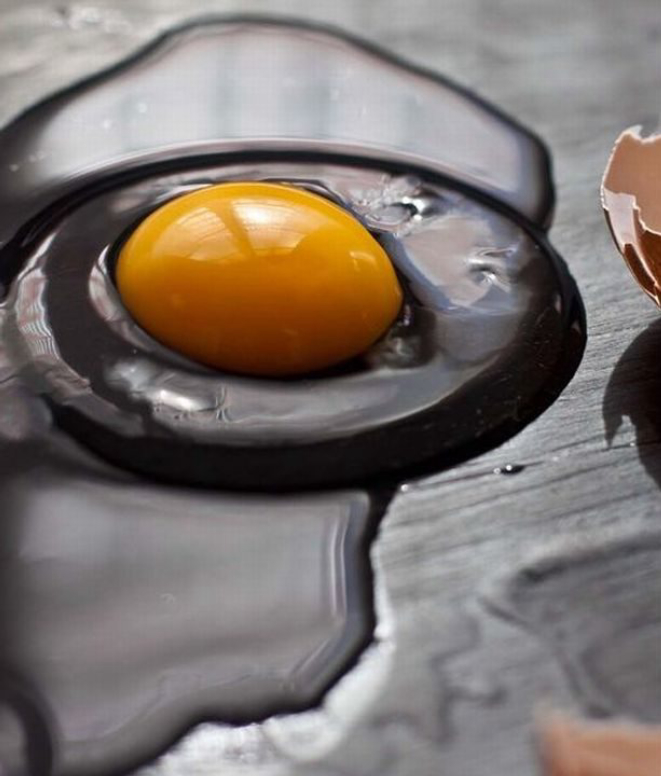 Um ovo fresco tem a gema bem redonda e brilhante e, a clara, um aspecto gelatinoso e bem delimitado ao redor. Foto: Reprodução Pinterest / El Oso Con Botas
