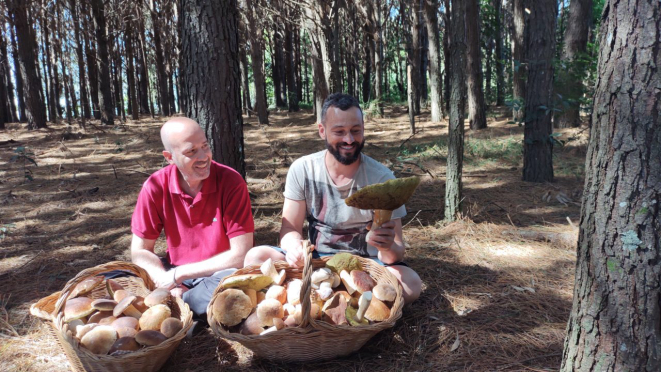 Chef Massimiliano Morabito e biólogo Maurício Janzen, parceiros em jantar de onze etapas, todas com pratos de cogumelos, no início de junho. 