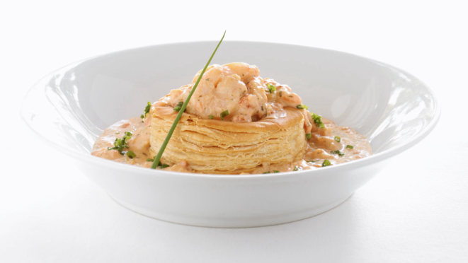 Vol-au-vent de camarão e lascas de bacalhau ao molho cremoso - a entrada do jantar especial. 