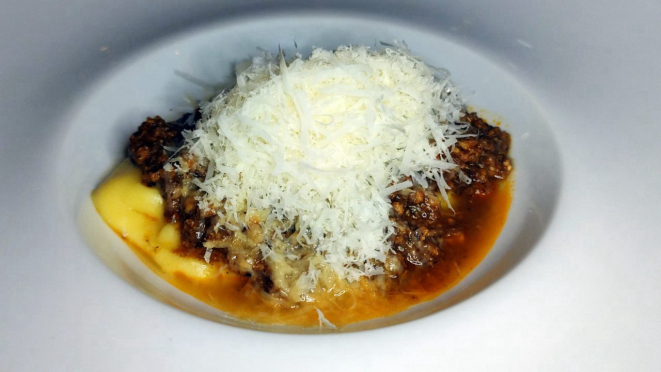 Polenta cremosa com ragu bolonhesa e pancetta trufada - a outra sugestão de entrada. 