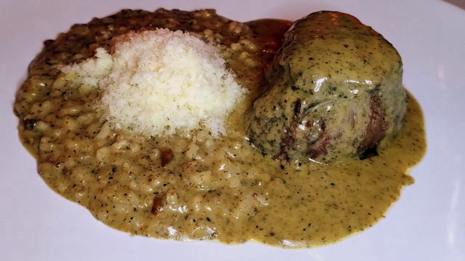 Mignon grelhado, acompanhado de fettuccine artesanal ao molho de grana padano e trufas (versão reduzida) - opção de prato principal do Festival de Trufas.