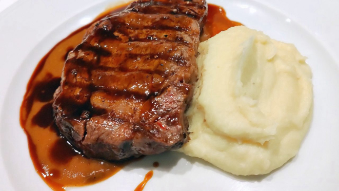 Entrecôte ao molho La Varenne com purê de batatas, prato principal, para harmonizar com o Reguengos Garrafeira dos Sócios.