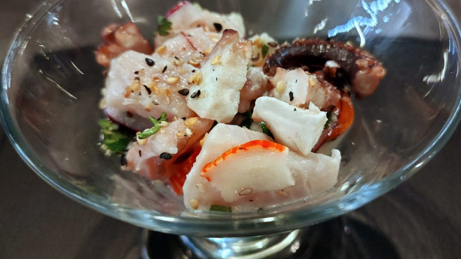 Ceviche de frutos do mar. 