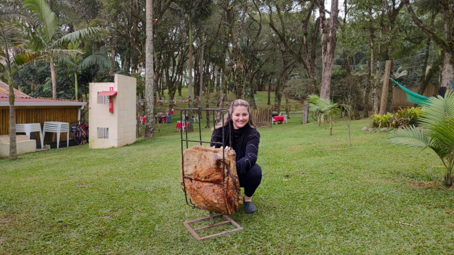 Tatiana Rodrigues e um belo pedaço de costela fogo de chão. A chef é responsável por todo o sistema de funcionamento da Chácara das Vaquinhas. 