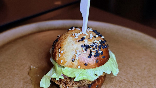 Sanduíche de porco, composto de brioche artesanal da casa, porco na farinha panko com picles de cebola e toque de geleia de bacuri.