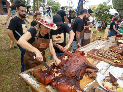 Os Porcadeiros voltaram. E promovem festa caipira sábado, no Arraiá do Girassol