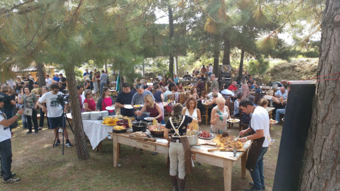 O quintal do Restaurante Girassol costuma ficar lotado nos eventos promovidos pelos Porcadeiros. 