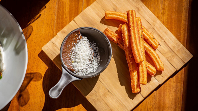 Churros de parmesão com creme de alho negro - no cardápio de petiscos do Grés. 