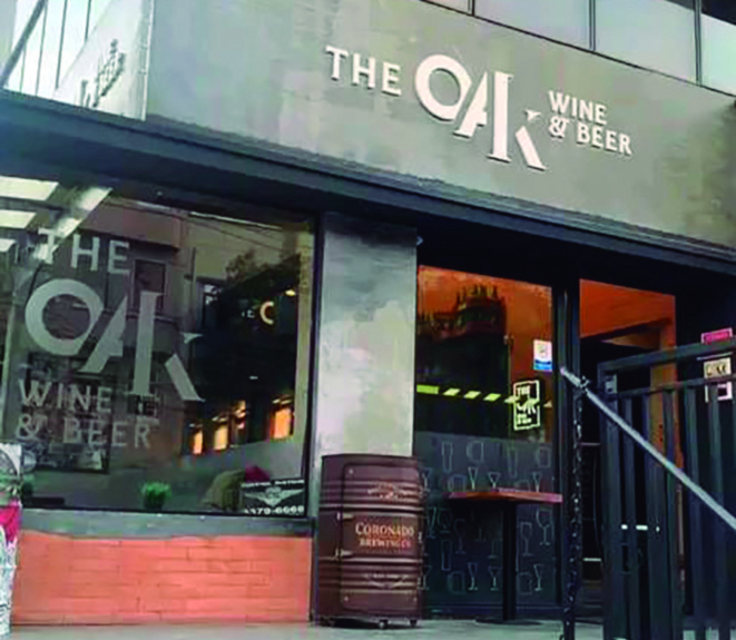 O The Oak tem drinks, vinhos e chopes.