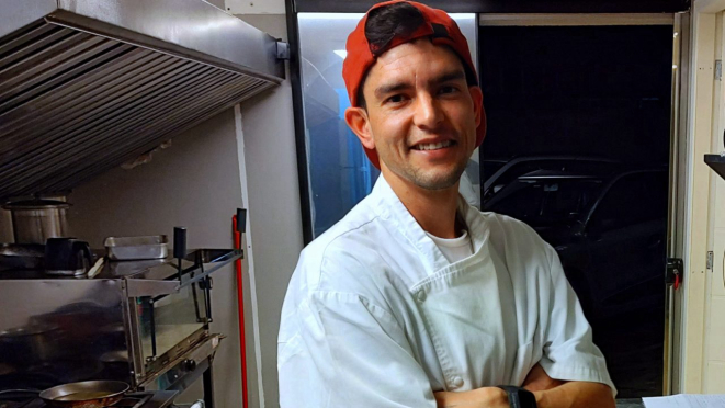 Ale Schmitz, o jovem chef no comando das panelas do Cocina Bistrô Lounge.