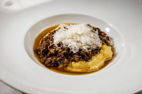 Veja como fazer polenta cremosa com ragu bolonhesa, pancetta e trufas negras