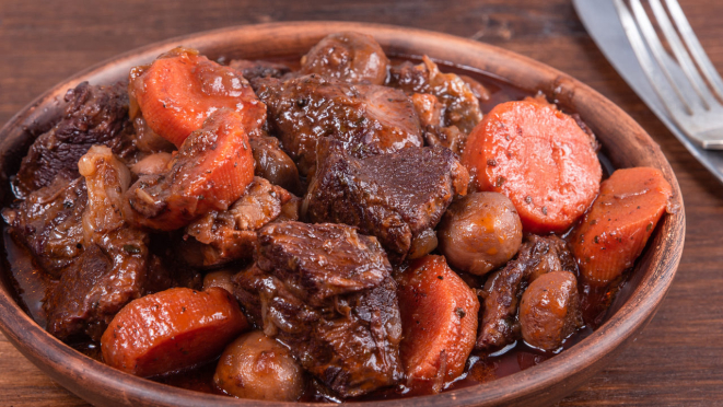 Cozido de carne: cortes com mais colágeno são os mais indicados para esse tipo de preparo. 