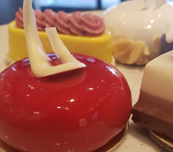 Entremets continuam a brilhar na vitrine: combinação de capim limão e framboesa é um dos destaques. 