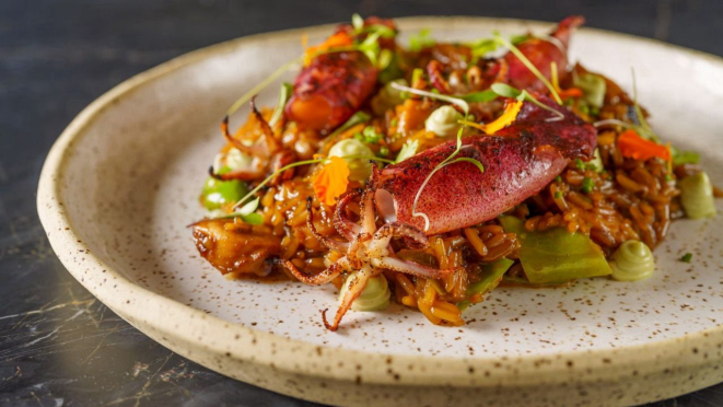 Arroz de polvo com lula na brasa - uma das novidades do cardápio regular de jantar do restaurante Nomade. 