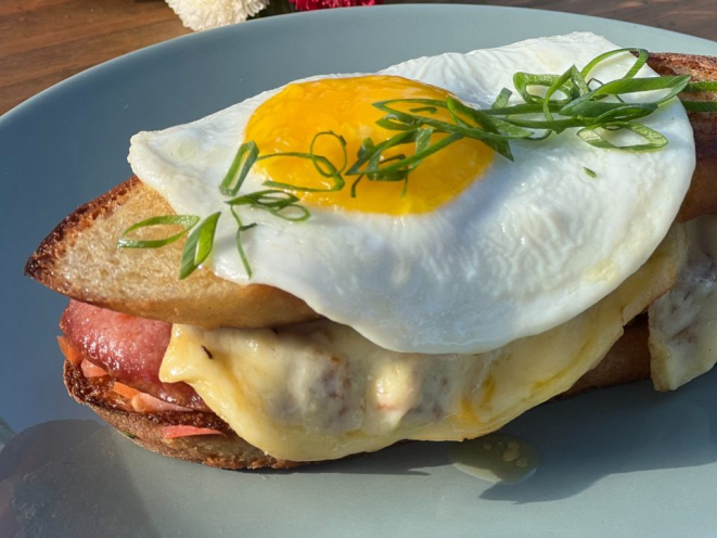 Bauru metido a besta mata a fome de quem pulou o almoço. 