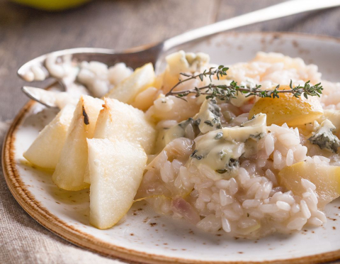 Aprenda a fazer um risoto de gorgonzola e pera fácil para o fim de semana