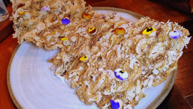 Snack de orelha de porco - que não está mais no menu da casa - com maionese de alho negro. 