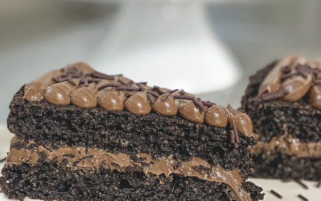 O bolo de chocolate recheado com brigadeiro é low carb, além de seguro para celíacos e diabéticos. 