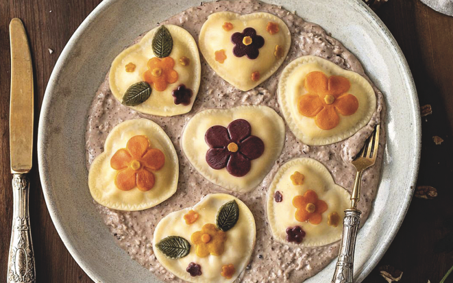 Raviolli em formato de coração com aplicação de flores da L’artigiana Pastifício. 