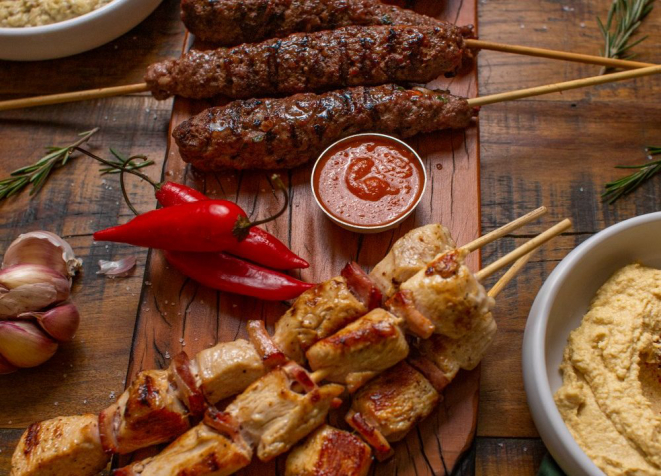 Carnes grelhadas e cardápio libanês são as opções para os dias frios no Mezmiz.