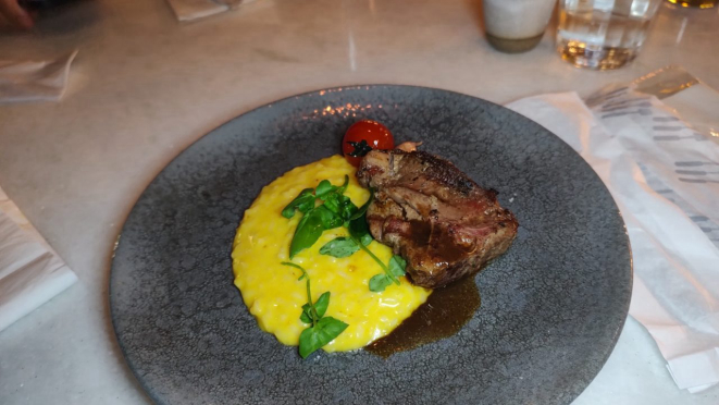 T-Bone de cordeiro com risoto de abóbora e alho confit.