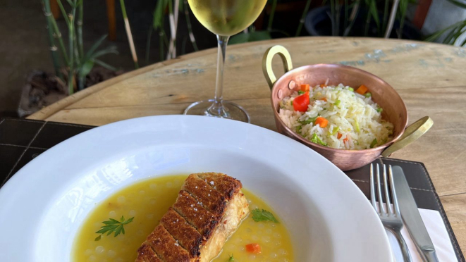 Filhote em crosta de castanha, tucupi, tapioca e arroz de vegetais - do menu paraense do Mukeka. 