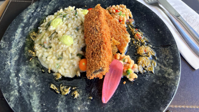 Costelinhas de tambaqui, risoto de jambu e vinagrete de feijão manteiguinha, prato do Festival da Culinária Paraense, do Mukeka. 