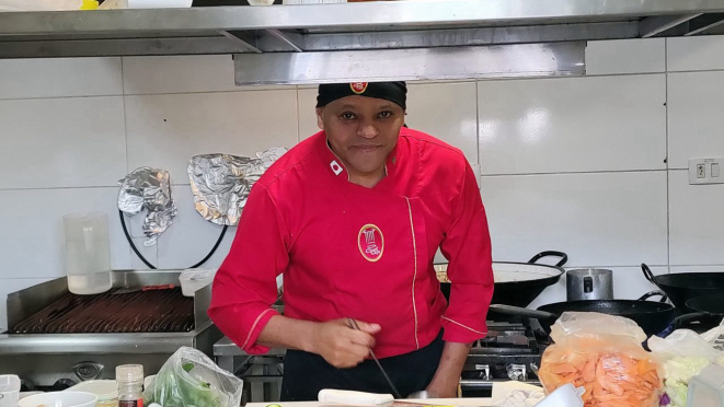 Chef Caju em ação na cozinha de seu restaurante. O melhor da cozinha quente japonesa. 