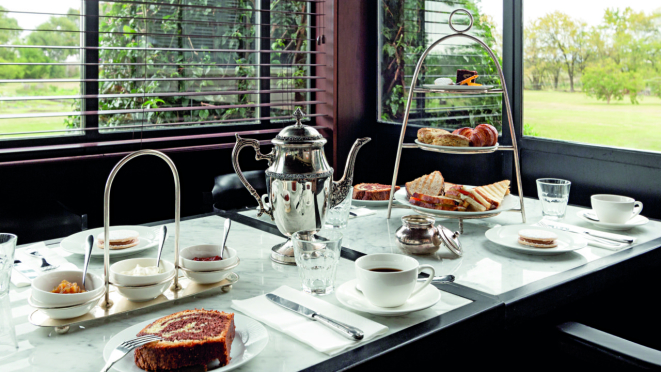 O café da manhã é inspirado no chá das cinco da Rainha Elizabeth II, mas adaptado aos ingredientes uruguaios.