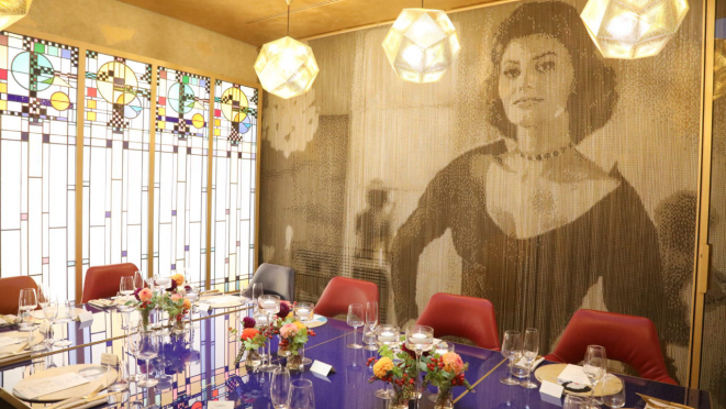 O restaurante é decorado com fotos da atriz e um menu napolitano 
