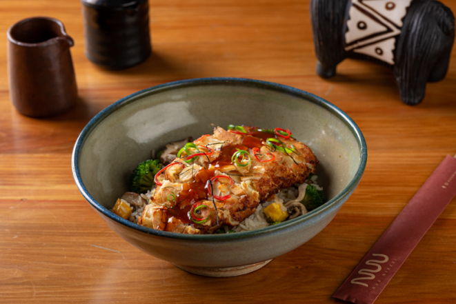 Arroz ao wok, ovo, banana, edamame e cogumelos, acompanhado por frango crocante com amêndoas e molho nikkei, do Nuu Nikkei. 