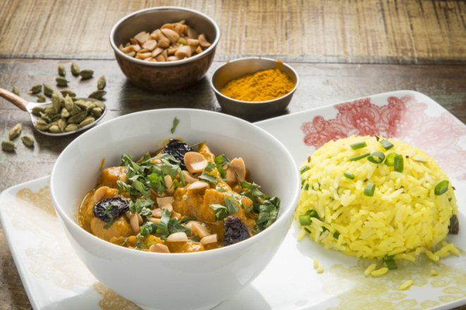 “Navratan Korma”, combinação de nove ingredientes e oito vegetais com coco fresco ralado, acompanhado por arroz com limão e especiarias, do Swadisht Cozinha Indiana. 