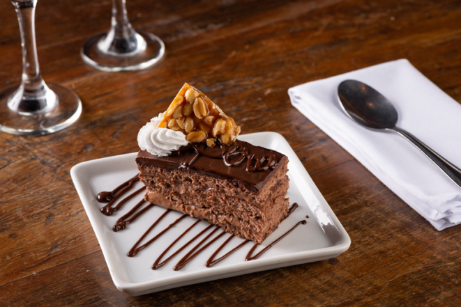 Torta com massa de pão de ló, com mousse de chocolate e café, da Cantina Famiglia Fadanelli. 