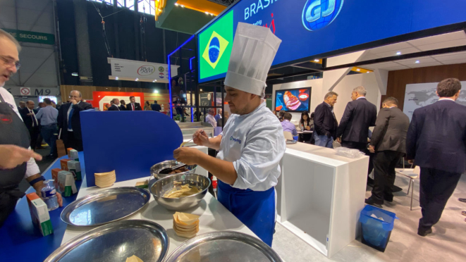 Rafael Lafraia cozinhando no estande brasileiro na SIAL.