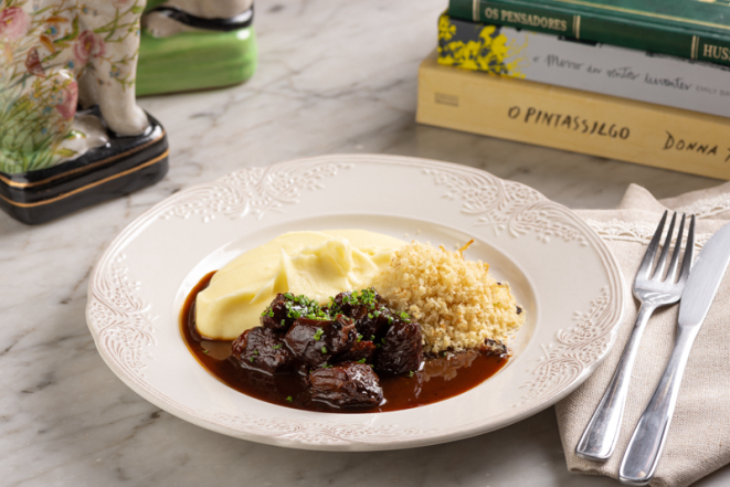 Carne de panela na cerveja preta, purê de batata e farofinha de panko com cebola, do Chez Margot.