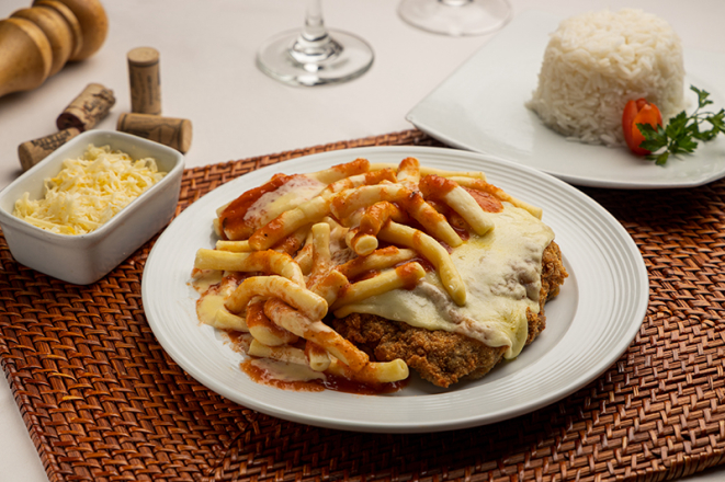 Fuzilete à moda (filé mignon à milanesa coberto com muçarela, servido com fuzile ao molho sugo e quatro queijos gratinado ao forno), do Fornão.