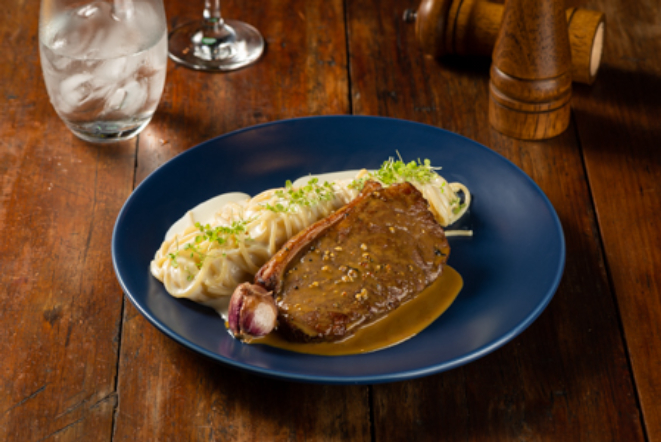 Bife Los Hermanos, Bife de chorizo com molho de mostarda e tagliatelle ao molho branco, do Olivença Cozinha Ibérica.