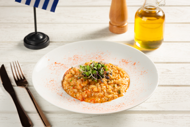 Risoto de camarão cinza com arroz arbóreo, molho de tomate rústico e parmesão, do Ícaro Casual Greek Food.