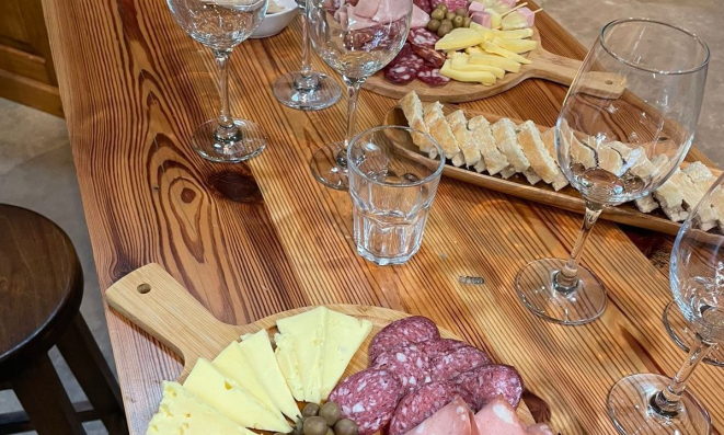 Degustação de queijos, charcutaria, vinhos e azeite na Quintón: terroir e experiência gustativa. 