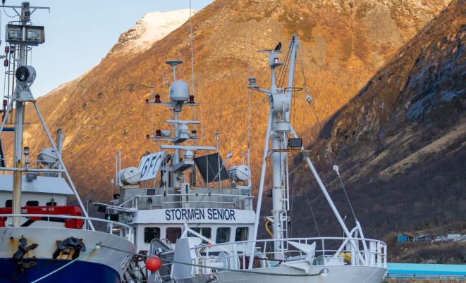 Barcos de pesca na ilha de Husøy: fábrica de beneficiamento de pescado foi instalada no local em 1932. 