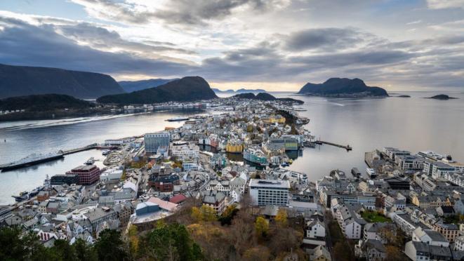 Vista panorâmica de Ålesund: é da bela cidade que parte quase 80% do  Gadus morhua que chega ao Brasil a partir da Noruega. 