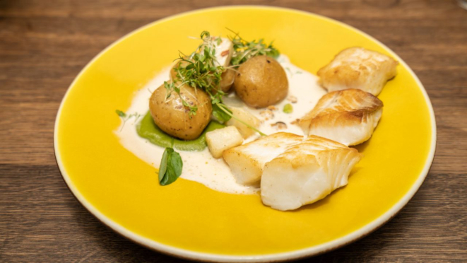 Prato preparado com bacalhau fresco grelhado: carne branca que se separa em gomos no garfo. 