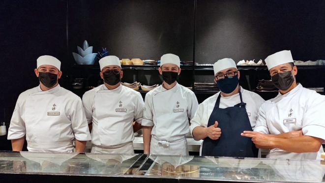 Marcos Furtado (E) e Pedro Noda (avental preto) com a equipe de cozinha e balcão do Aizu.