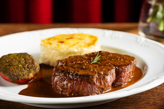 Entrecôte Dijon, servido com tomate provençal e batatas gratinadas - um dos pratos do jantar harmonizado do L'Épicerie. 