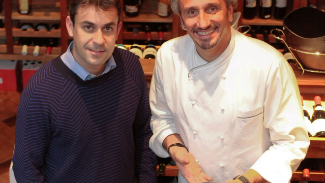 O restaurateur Raphael Zanette com o chef Emmanuel Bassoleil, em 2010, dia de evento especial. 