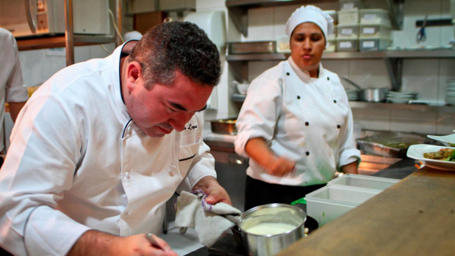 Chef Ivo Lopes finaliza pratos em 2011, tendo ao fundo, de assistente, Márcia Borges, atual chef titular do Terra Madre.  