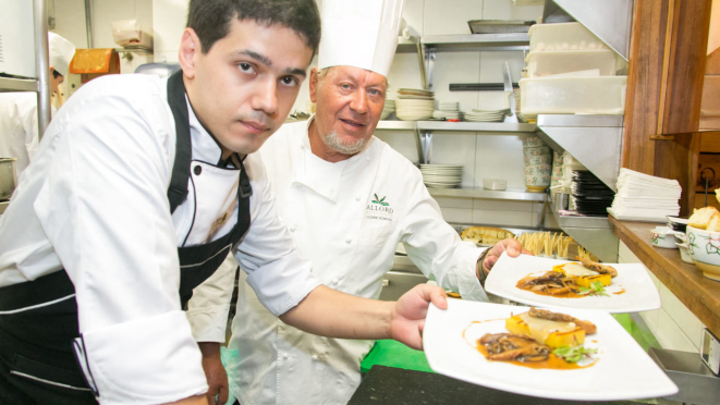 O jovem chef Lenin Palhano, recebendo, em 2012, Luciano Boseggia, para um evento de sotaque italiano. 